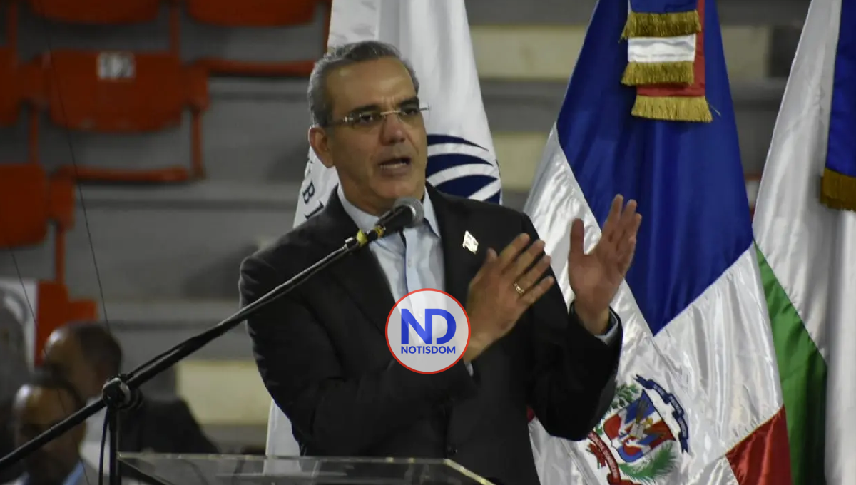 Abinader anuncia capacitación de 35 mil policías; agentes y familiares irán gratis a universidades