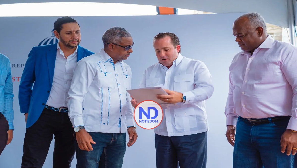Ministro Paliza entrega aportes al Club Huellas del Siglo en Cristo Rey
