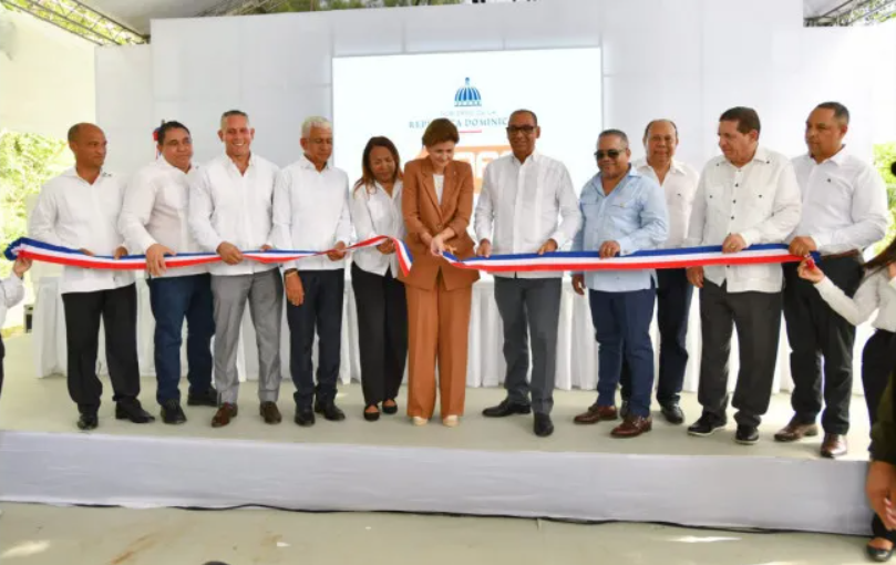 Gobierno inaugura carretera Loma Mala en Maimón 3 RAQUEL Y ASCENCION Gobierno inaugura carretera Loma Mala en Maimón