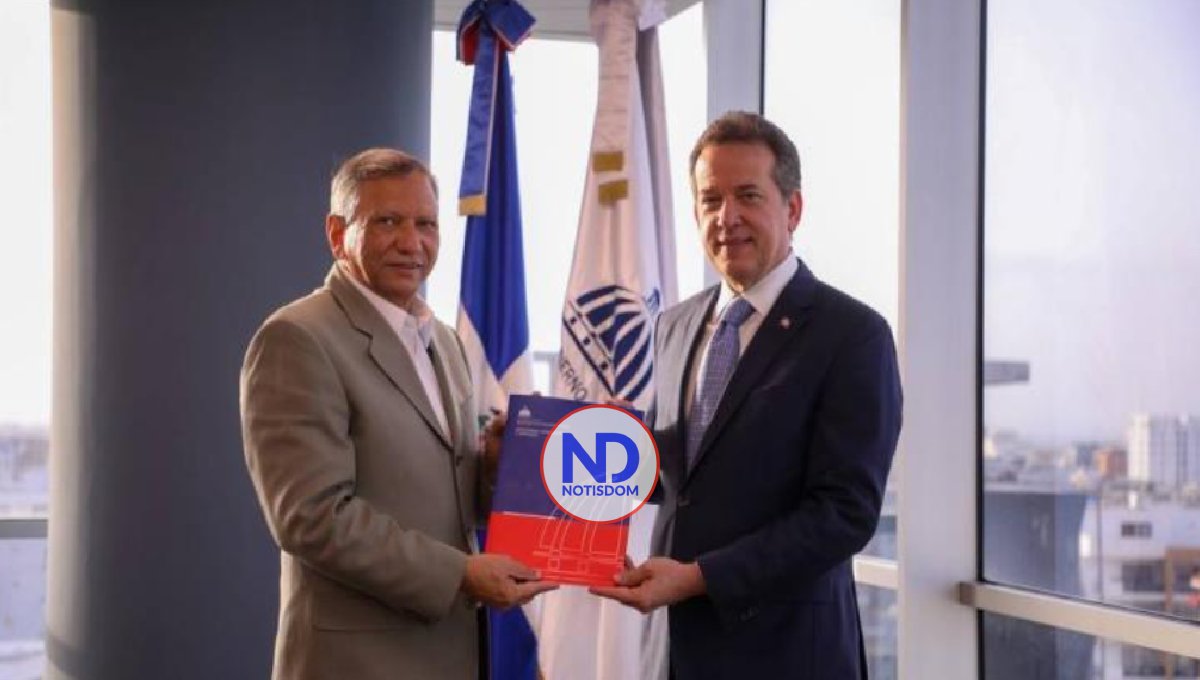 Entregan a Refidomsa su primera licencia importación en 49 años