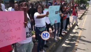 Seguidores de Rochy RD exigen su libertad y vociferan: «Free Rochy»