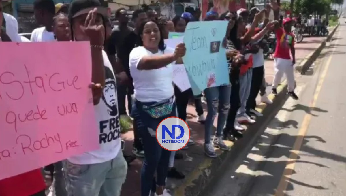 Seguidores de Rochy RD exigen su libertad y vociferan: «Free Rochy»