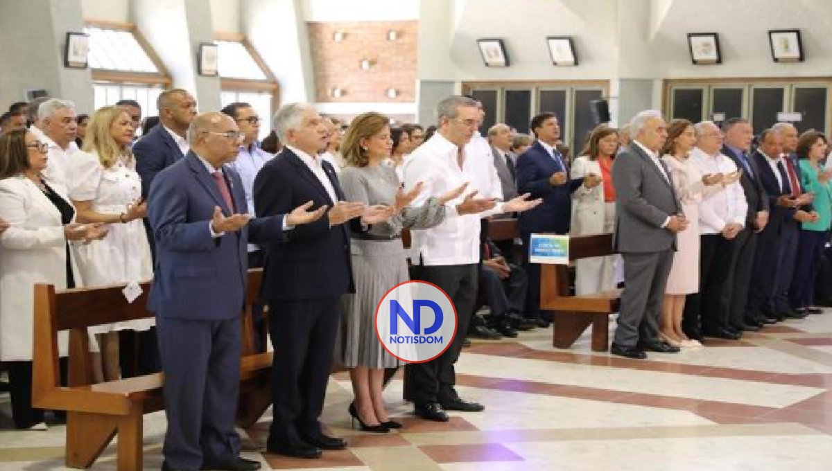 Presidente Luis Abinader asiste misa PUCMM y a acto circulación libro