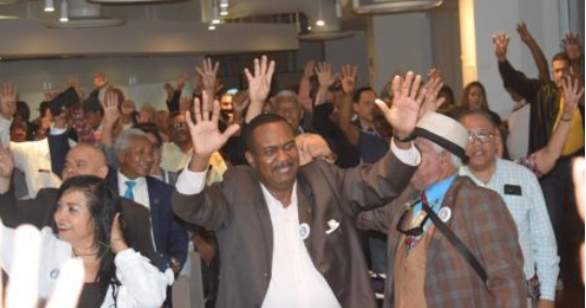 ALEJANDRO R. 1 Tontón presenta bloque unitario y reclama convención