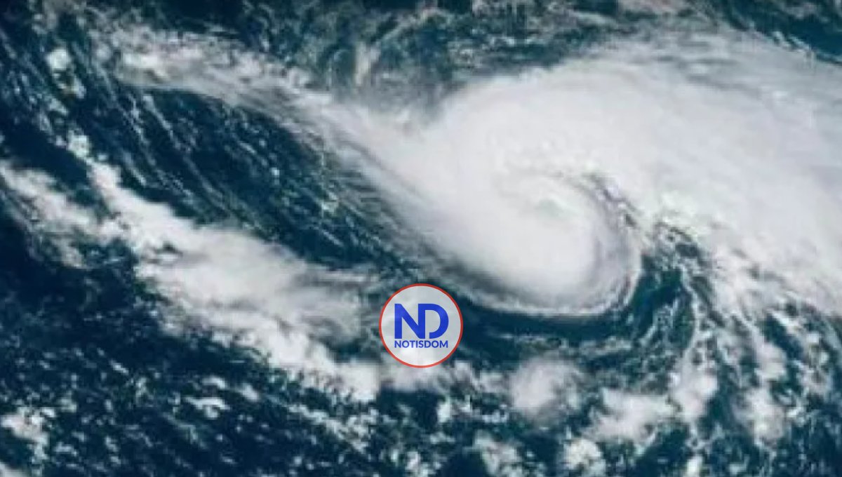 Earl se aleja de las islas Bermudas sin convertirse en un huracán mayor