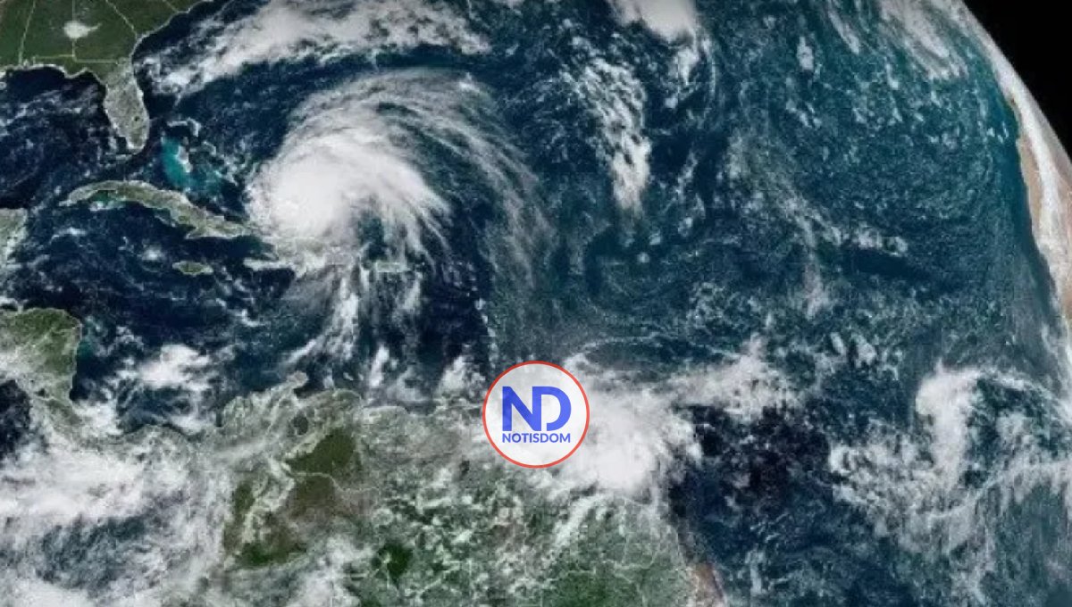Fiona se dirige al norte mientras una onda tropical pone en alerta al Caribe