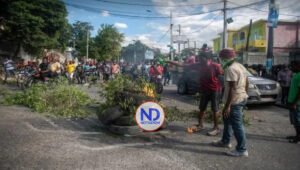 Haití: En comuna Les Cayes protestan con un ataúd con fotos de Ariel Henry