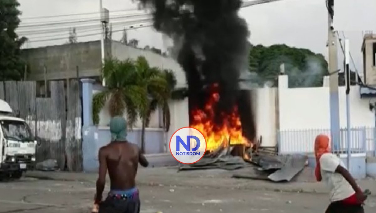 Crece tensión con saqueos y protestas contra el Gobierno