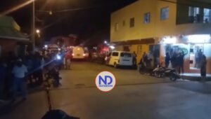 Video | Hombre mata dos personas, hiere cinco policías y se atrinchera con fusil