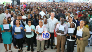 Abinader: De 3,237 certificados de título para Los Guaricanos, entregamos 1,727