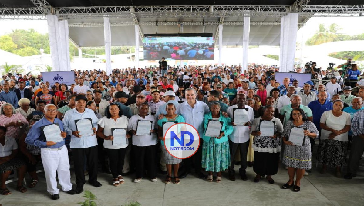 Presidente Abinader entrega 1,060 títulos de propiedad en Villa Central de Barahona