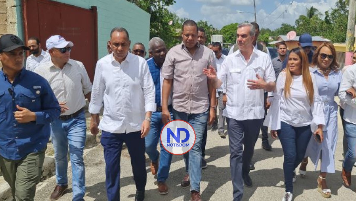 El presidente Abinader supervisa trabajos reparación viviendas SPM