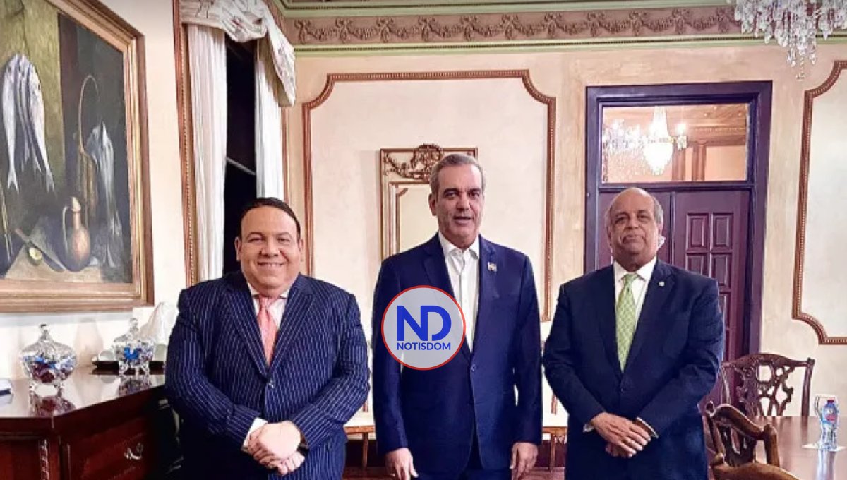 Presidente Abinader recibe Academia Dominicana de la Historia