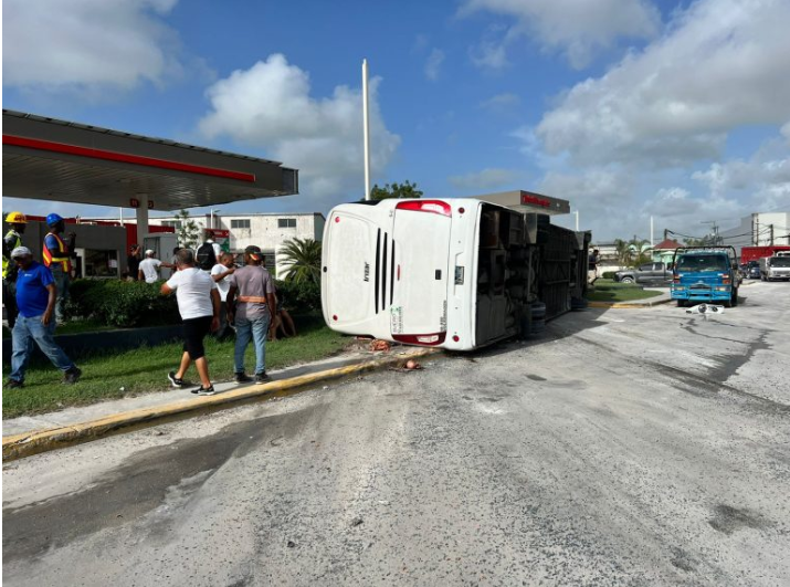 Tres muertos y varios heridos al volcarse autobús llevaba turistas 3 ACCIDENTE 21 Tres muertos y varios heridos al volcarse autobús llevaba turistas