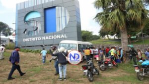 Autobús se estrella en entrada del Distrito Nacional y deja a varios heridos