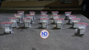 DNCD arresta dos personas con 82 paquetes se presume es cocaína en Barahona