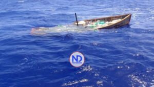 La Armada rescata 4 personas y busca otras víctimas de naufragio