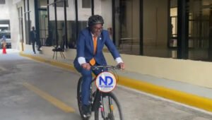 Diputado se presenta en bicicleta al Congreso Nacional por el Día del Cambio Climático