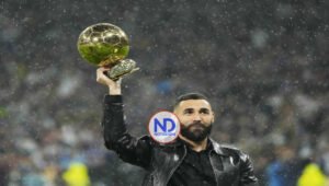 Benzema muestra su trofeo a fanáticos del Real Madrid