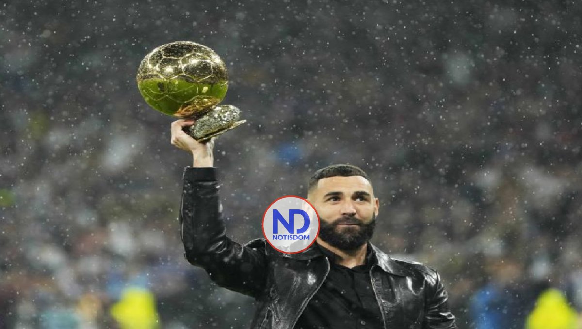 Benzema muestra su trofeo a fanáticos del Real Madrid