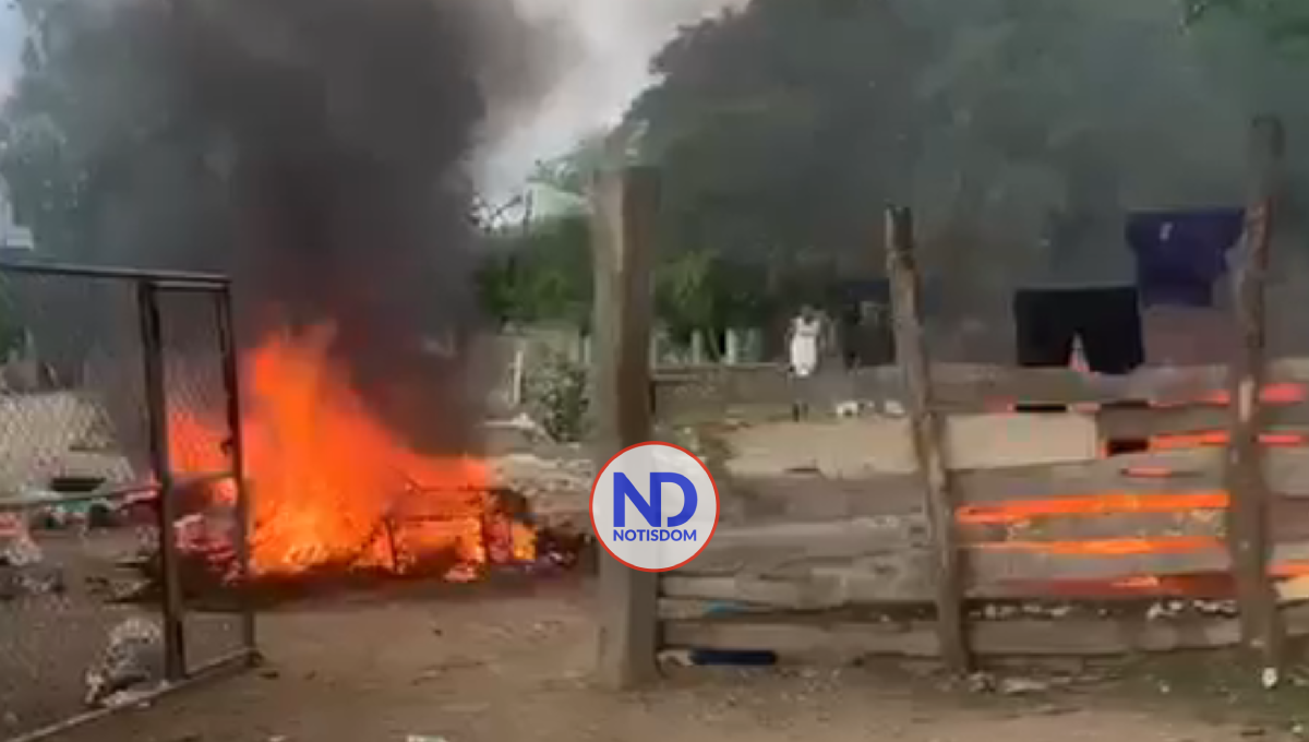 Video | Queman viviendas haitianas tras asesinato de tres dominicanos en Puerto Plata