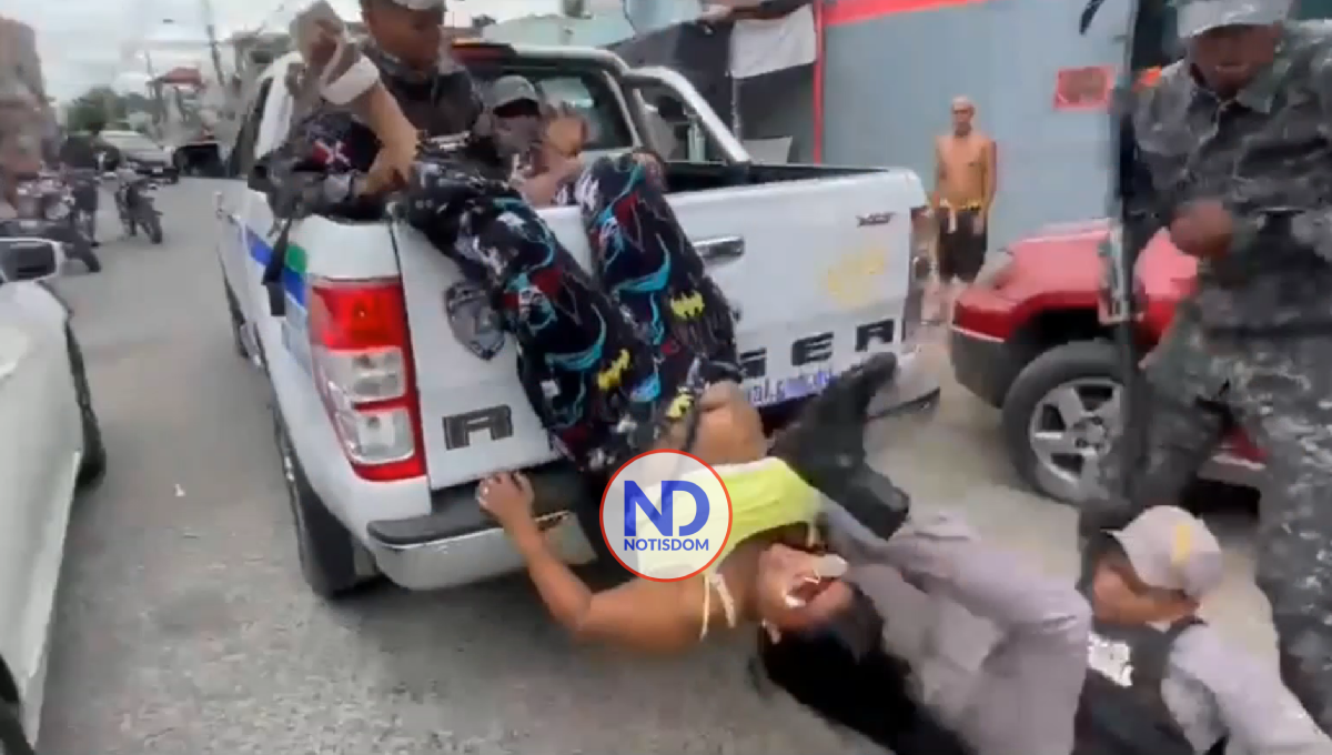 Video | Hombre herido de bala por policía está grave; mujer que cayó de patrulla se querellará