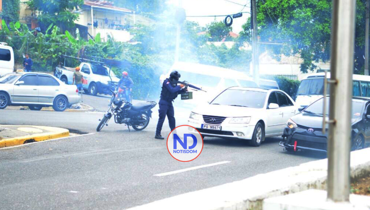 Protesta por combustibles enfrenta a taxistas contra policías y termina con heridos y arrestados