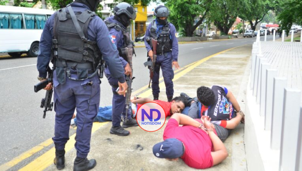 NOTISDOM FOTOS 2022 10 25T111407.216 Protesta por combustibles enfrenta a taxistas contra policías y termina con heridos y arrestados