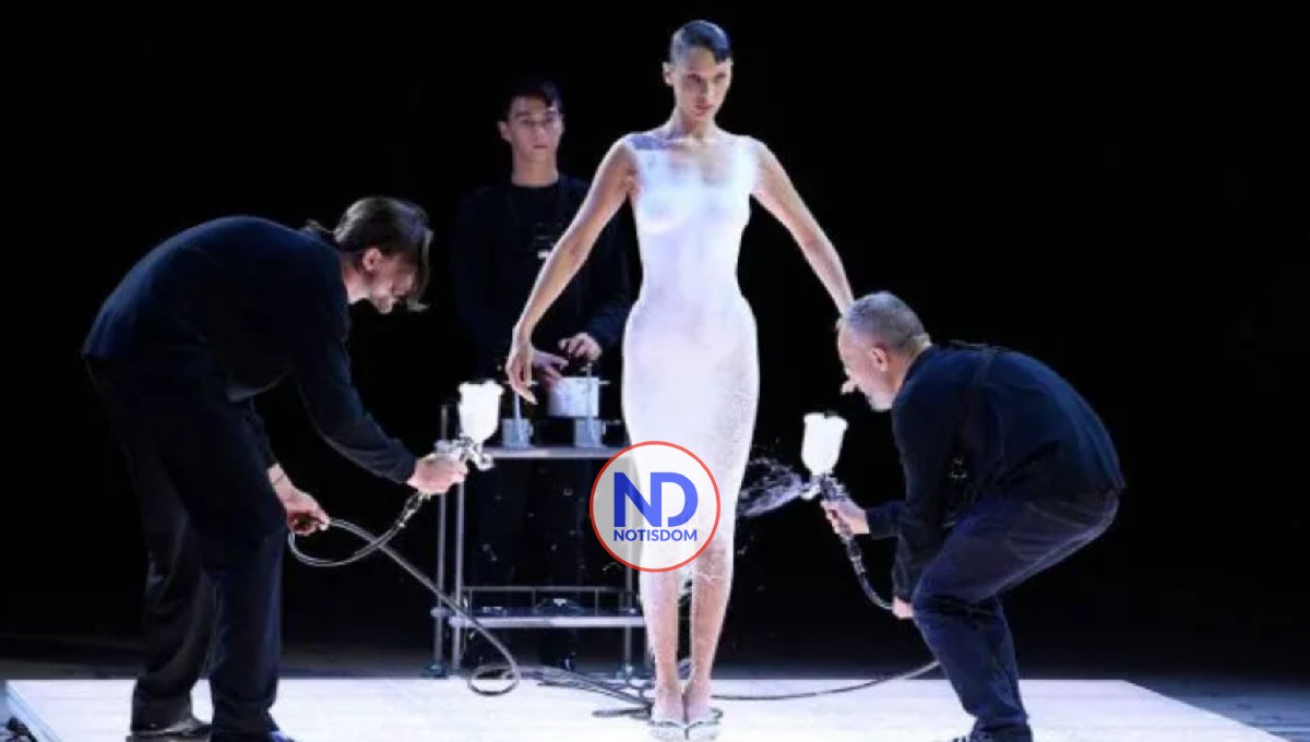 ¡Histórico! Diseñan vestido con aerosol en plena pasarela en París