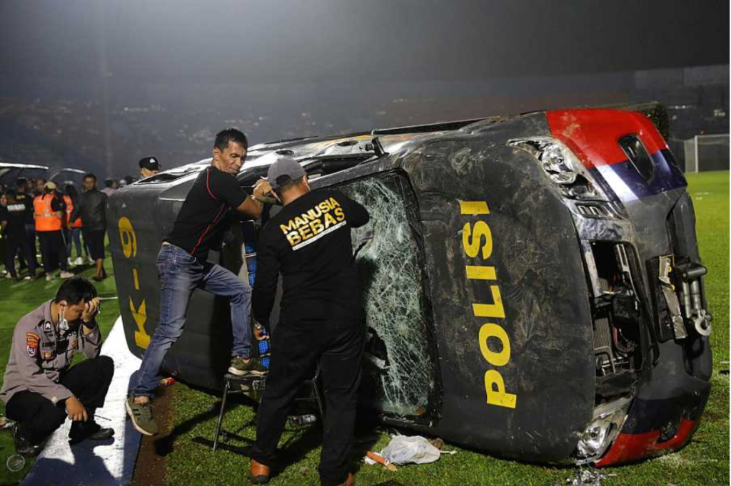 Crece el enojo con la policía por tragedia en un estadio 4 POLISI Crece el enojo con la policía por tragedia en un estadio