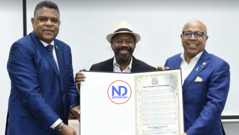 Fausto Rey regocijado tras recibir reconocimiento de la Cámara de Diputados