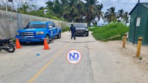 Autoridades retienen camioneta obstruía acceso una playa del Este