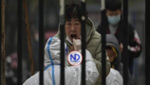 China registra nuevo récord casos diarios covid; crecen restricciones