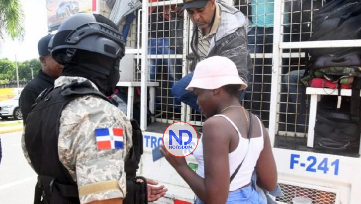 Siguen deportaciones mientras se reanuda el comercio fronterizo
