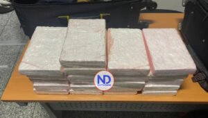 Dos tenientes de la Policía presos por recibir drogas en el AILA