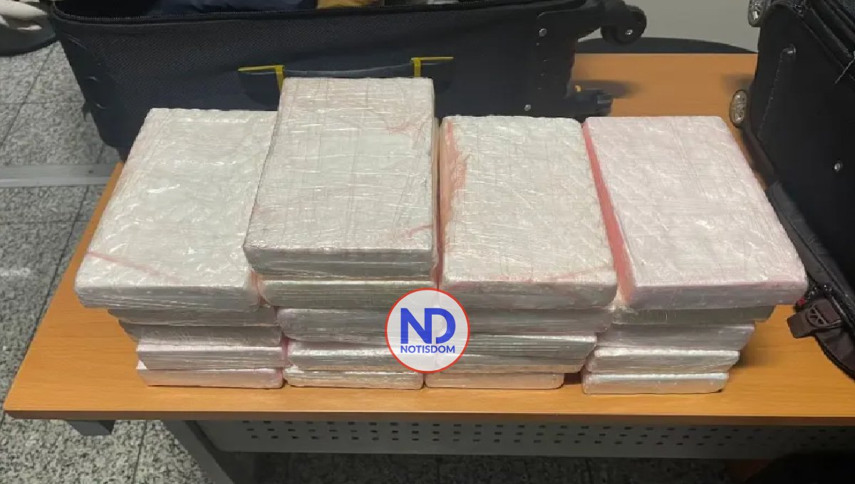 Dos tenientes de la Policía presos por recibir drogas en el AILA