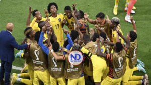 Ecuador domina a un débil Qatar en el inicio del Mundial de Fútbol