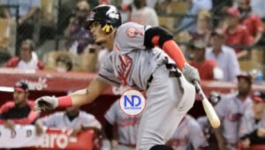 Erik González prepara su entrada con el Escogido