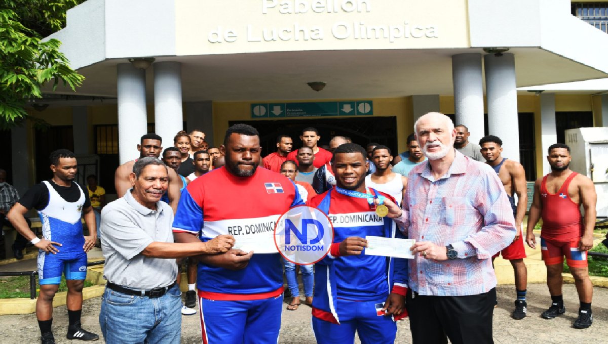 Lucha entrega incentivo ganador medalla oro Juegos Mar y Playa