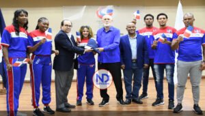 Gobierno entrega bandera a la delegación Juegos Mar y Playa 