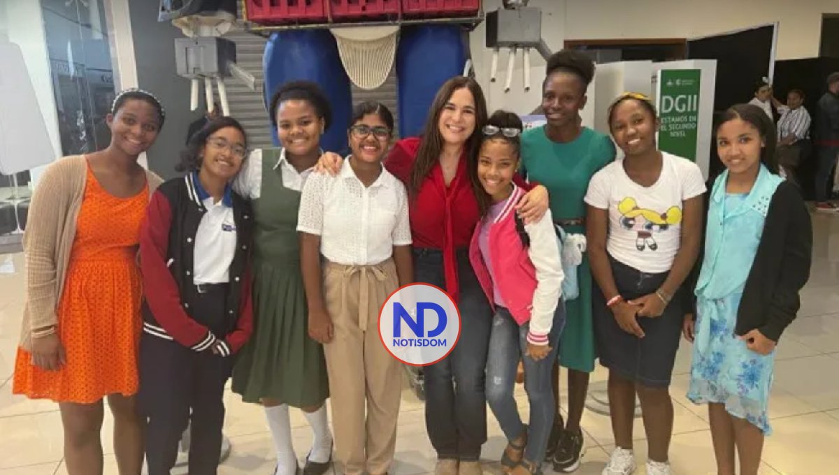 Niñas dominicanas se preparan para visitar la NASA