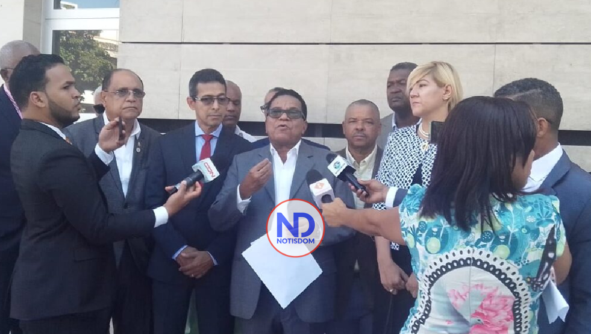 Perredeístas solicitan a la Cámara de Cuentas audite la gestión de Miguel Vargas Maldonado 2 Perredeístas solicitan a la Cámara de Cuentas audite la gestión de Miguel Vargas Maldonado