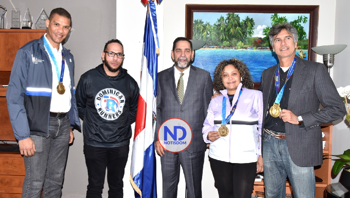 Atletas dominicanos que participaron en Maratón de Nueva York visitan al cónsul