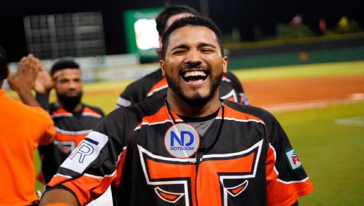 Wendell Rijo le pega como un “toro” a la pelota en el béisbol RD