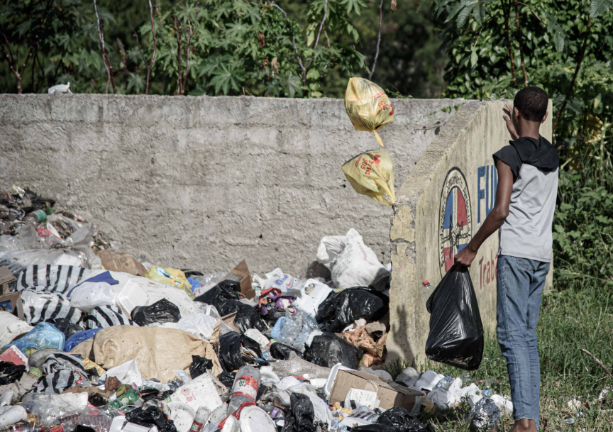 BASURA 3 En La Zurza siguen usando agua de las pozas, pese al cólera