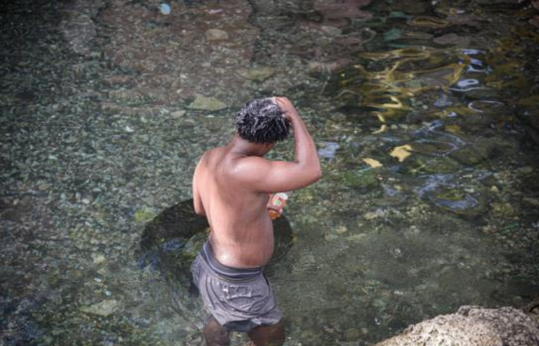 LA ZURSA 1 En La Zurza siguen usando agua de las pozas, pese al cólera