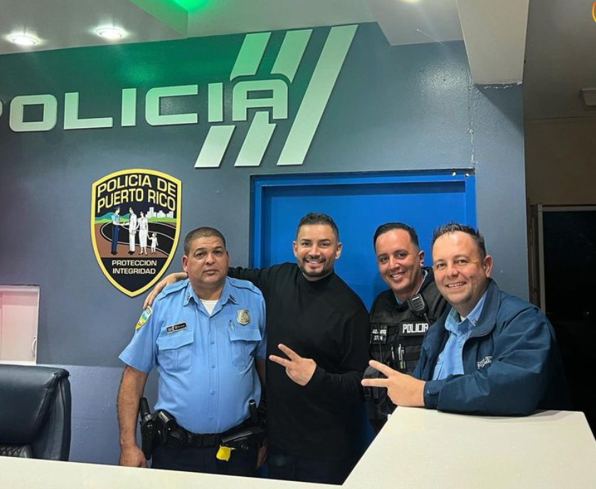 Manny Manuel entrega su licencia de conducir 3 MANNY MANUEL 3 Manny Manuel entrega su licencia de conducir