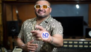 Manny Manuel entrega su licencia de conducir