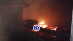 Video | Incendio en Montecristi arrasa canal de TV, sucursal EPS, banca y otros negocios