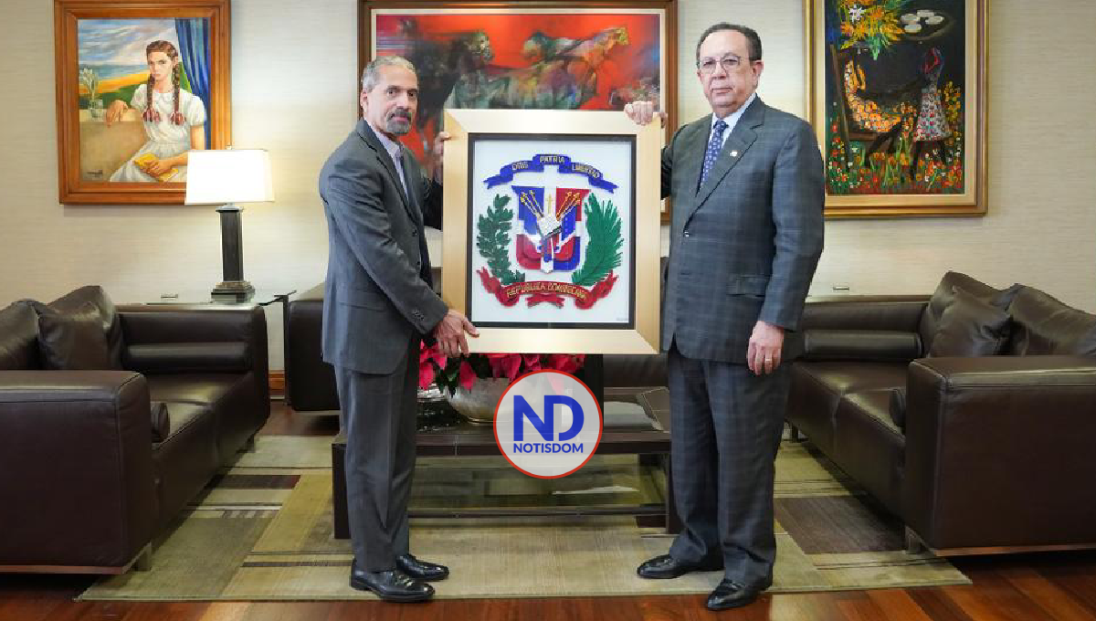 Efemérides Patrias reconoce con símbolos al gobernador del Banco Central